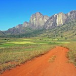 La pista verso il massiciio dell'Andringitra
